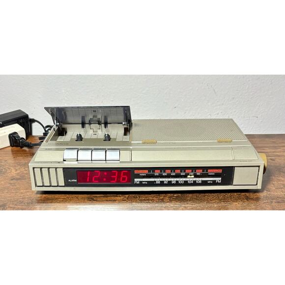 Vintage Magnavox D7547/47 Radio Cassette Alarm Clock/ Cassette- see description - Picture 5 of 9
